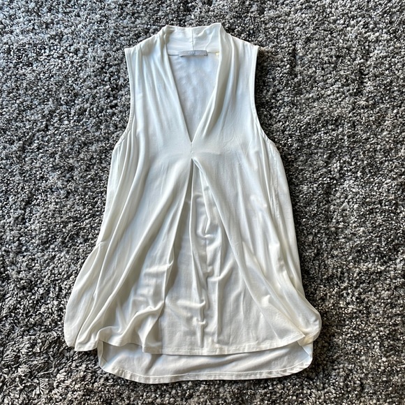Flowy Sleeveless Blouse - Picture 1 of 2